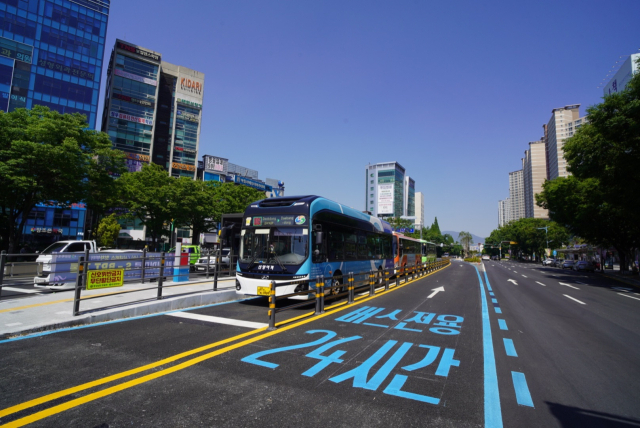 창원 S-BRT 구간 시내버스 운행 모습. 부산일보 DB