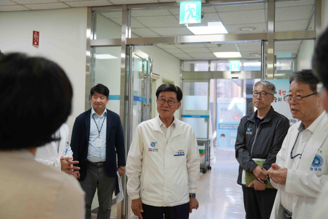 정종복 기장군수가 동남권원자력의학원을 방문해 응급실을 돌아보고 있다. 동남권원자력의학원 제공
