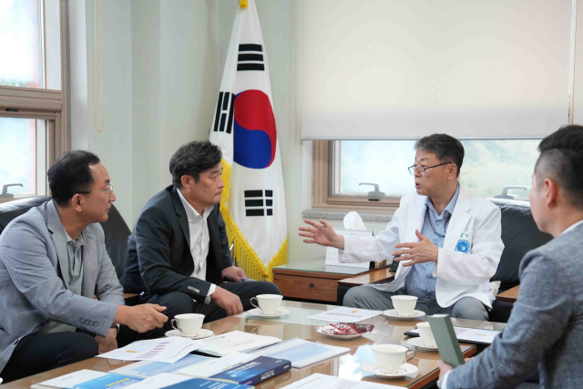 정동만 국회의원(왼쪽 두 번째)이 이창훈 동남권원자력의학원장(오른쪽 두 번째)과 응급진료체계를 논의하고 있다. 동남권원자력의학원 제공