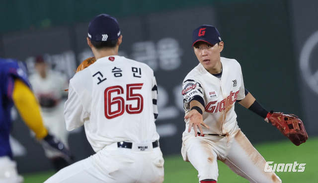 13일 오후 부산 사직구장에서 열린 롯데 자이언츠와 한화 이글스와의 홈 3연전 첫 경기에서 롯데가 한화에 4-8로 완패했다. 롯데 내야수 박승욱과 고승민의 수비 장면. 롯데 자이언츠 제공