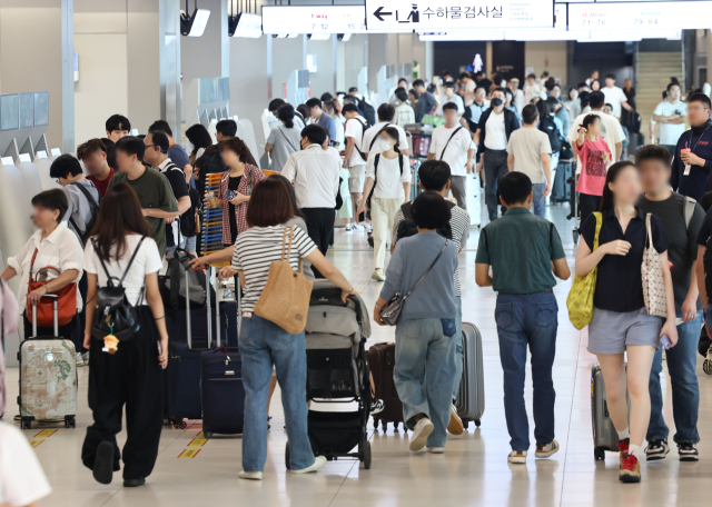 추석 연휴가 시작된 14일 서울 강서구 김포공항 출국장에서 시민들이 탑승수속을 위해 이동하고 있다. 한국공항공사는 공항 터미널 혼잡도 분석 결과 출발 기준 김포공항과 김해공항은 14일, 제주공항은 18일 여객이 가장 많을 것으로 예상했다. 연합뉴스