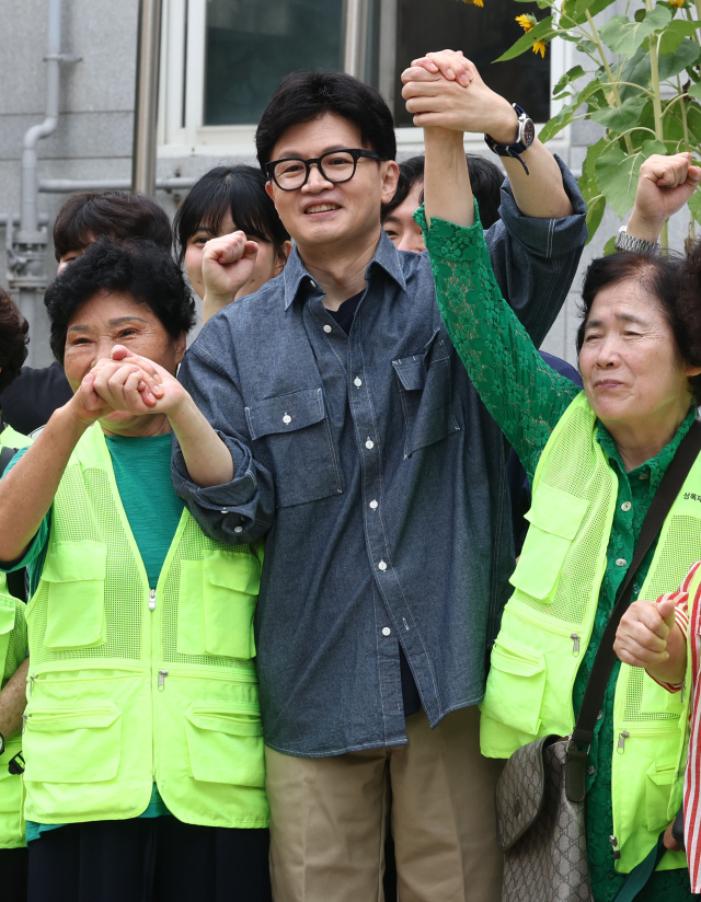 국민의힘 한동훈 대표가 13일 오전 서울 관악구의 한 보육원에서 추석맞이 사랑의 도시락 나눔 봉사활동에 앞서 참석자들과 기념촬영을 하고 있다. 연합뉴스