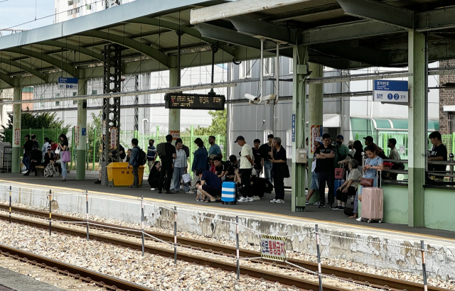 이르면 오는 10월부터 한국철도공사(코레일) 주차장 이용자들은 열차가 지연될 경우 주차장 이용료를 할인받을 수 있게 된다. 사진은 추석 연휴 기간인 지난 16일 세종시 조치원읍 조치원역 충북선 승강장에서 승객들이 열차를 기다리는 모습. 연합뉴스