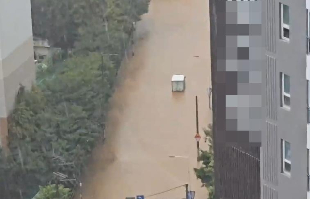 21일 부산 전역에 내린 폭우로 부산 시내의 한 도로가 침수됐다. 연합뉴스