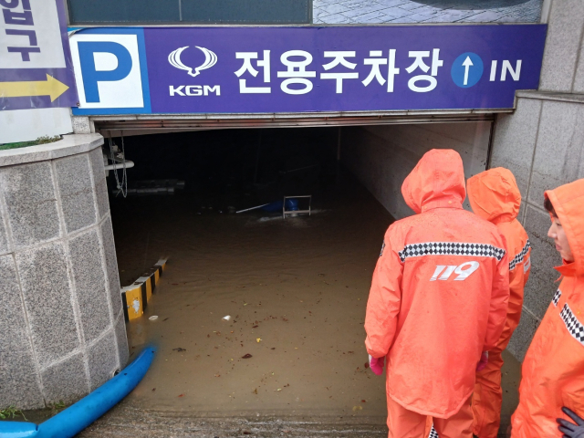 21일 오후 부산 연제구 연산동의 한 지하주차장이 폭우로 침수돼 소방이 배수지원을 위해 출동했다. 부산소방재난본부 제공