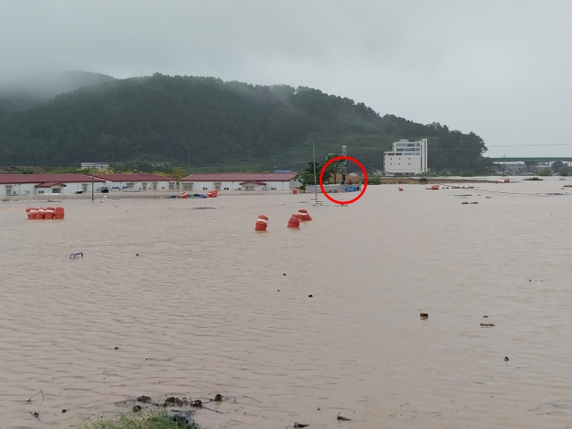 21일 오후 3시 14분 경남 김해시 신문동 한 하천 인근 농막 지붕 위에 고립된 1명이 구조요청 하는 모습. 경남소방본부 제공