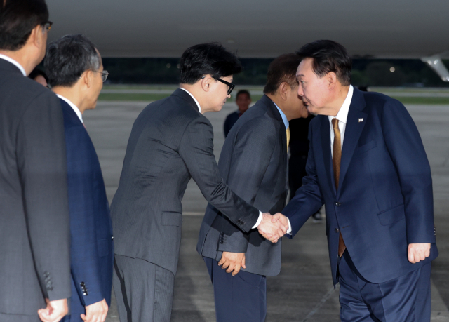 윤석열 대통령이 22일 성남 서울공항에서 체코 공식 방문을 마치고 귀국하며 마중 나온 국민의힘 한동훈 대표와 악수하고 있다. 연합뉴스