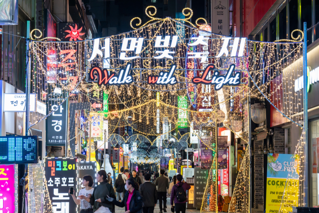 지난해 10월 ‘서면 빛 축제’가 열린 거리에 각종 빛 조형물이 설치된 모습. 부산진구청 제공