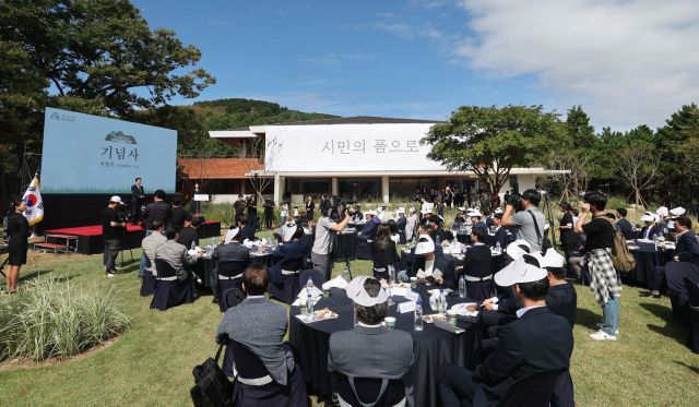 24일 오전 부산 수영구 남천동 옛 부산시장 관사를 복합문화공간으로 리모델링한 '도모헌'이 개관식과 함께 시민들에게 전면 개방됐다. 이재찬 기자 chan@