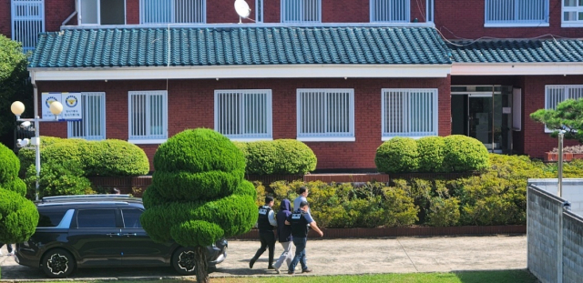 태국에서 한인 관광객을 살해하고 시신을 훼손·유기한 이른바 ‘파타야 드럼통 살인사건’ 일당 중 해외로 도피하던 30대가 24일 국내로 강제 송환돼 경남경찰청 형사기동대로 끌려가고 있다. 강대한 기자