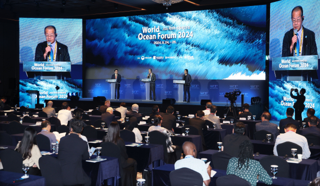 해양 분야의 ‘다보스 포럼’으로 불리는 2024 제18회 세계해양포럼(World Ocean Forum·WOF)이 24일 오후 롯데호텔 부산 3층 크리스탈 볼룸에서 막을 올렸다. 기조 연사인 유네스코 정부 간 해양학위원회(IOC) 미치다 유타카 의장과 (주)퓨리오사AI 백준호 대표가 동서대 장제국 총장의 진행에 따라 질의응답 시간을 갖고 있다. 정종회 기자 jjh@