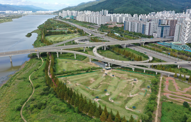 부산시가 2026년까지 파크골프장 306홀, 테니스장 112면, 지역 거점형 종합 체육시설을 신설하는 등 생활체육 기반을 확충하기로 25일 밝혔다. 이날 부산 북구 화명생태공원에서 시민들이 파크골프를 즐기고 있다. 정종회 기자 jjh@