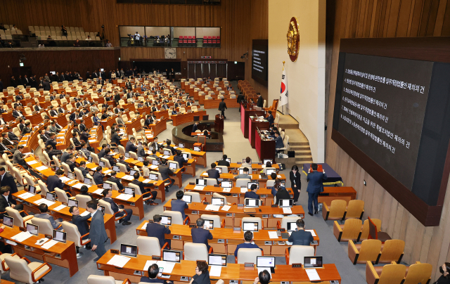 26일 국회에서 열린 본회의에서 '방송 4법'(방송법·방송문화진흥회법·한국교육방송공사법·방송통신위원회법 개정안)과 '전 국민 25만원 지원법'(민생회복지원금지급 특별조치법), '노란봉투법'(노동조합 및 노동관계조정법 개정안) 등의 법안 제의 건 재표결이 진행되고 있다. 연합뉴스