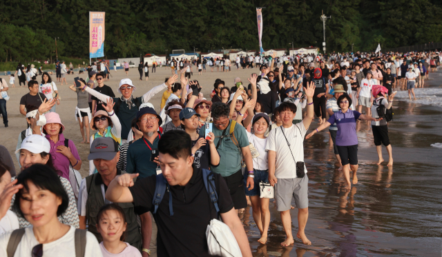 부산 바닷가 맨발걷기 축제인 ‘세븐비치 어싱 챌린지’ 다대포해수욕장 편이 진행된 28일 오후 많은 참가자들이 다대포의 해변을 따라 맨발걷기를 하고 있다. 정종회 기자 jjh@