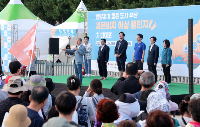 ‘세븐비치 어싱 챌린지’ 다대포해수욕장 편이 진행된 28일 오후 다참석 내빈들이 인사를 하고 있다. 정종회 기자 jjh@