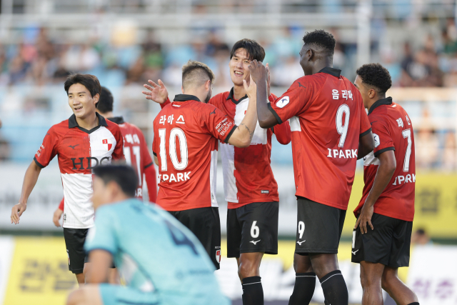부산 아이파크가 지난 29일 안산 그리너스FC를 5-0으로 대파하고 K리그2 3위로 상승했다. 부산의 이동수(6번)가 팀 4번째 골을 터뜨린 뒤 동료 선수들과 함께 기뻐하고 있다. 한국프로축구연맹 제공