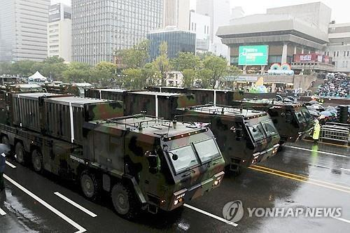 군 75주년 국군의날 시가행진이 열린 26일 서울 광화문 광장 일대에서 지대지미사일 현무가 이동하고 있다. 연합뉴스