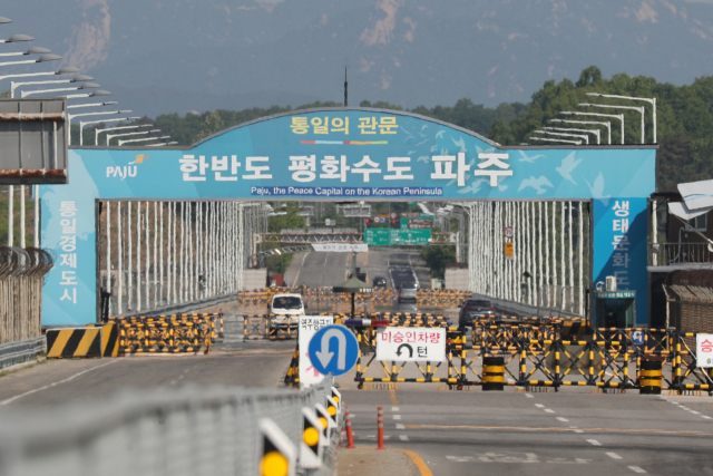 경기도 파주시 통일대교 남단에 바리케이드가 판문점으로 이어진 도로 위에 놓여 있다. 연합뉴스