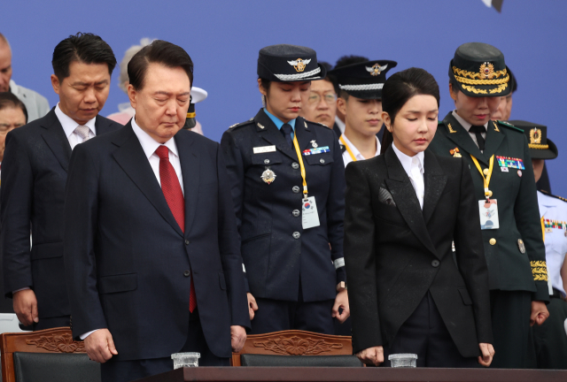 윤석열 대통령과 김건희 여사가 1일 경기 성남 서울공항에서 열린 건군 76주년 국군의날 기념식에서 순국선열 및 호국영령에게 묵념하고 있다. 연합뉴스