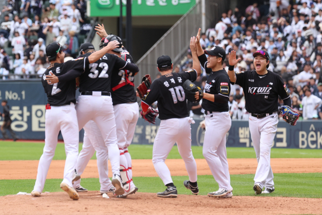 3일 서울 잠실야구장에서 열린 KBO 와일드카드 결정 2차전에서 승리한 KT 위즈 선수들이 준플레이오프 진출을 확정 짓고 기뻐하고 있다. 연합뉴스