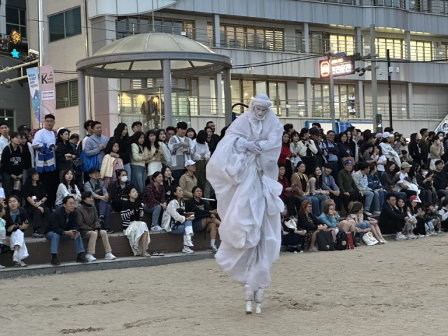 5~6일 부산 광안리 해변에서 부산국제공연예술마켓(BPAM)과 연계한 2024 부산거리예술축제(BUSSA)가 열리고 있다. 사진은 개막 공연으로 선보인 프랑스 극단 ‘라 콤파니 데 퀴담’의 ‘허버트의 꿈’ 공연 모습. 김은영 기자 key66@