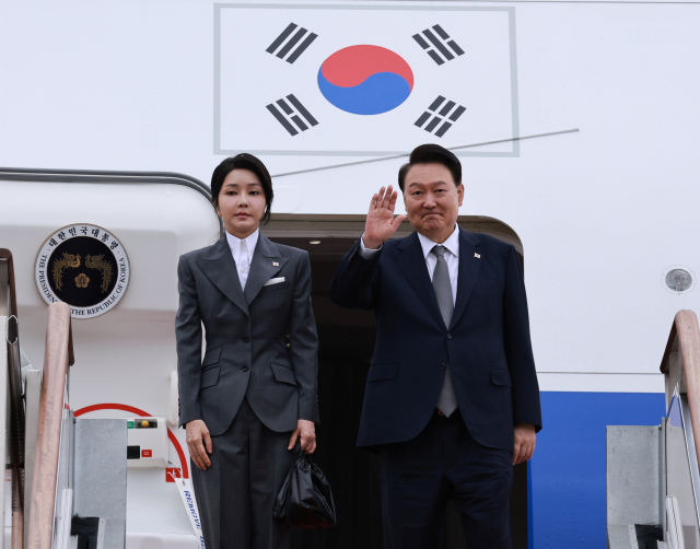 윤석열 대통령과 김건희 여사가 6일 경기 성남 서울공항에서 필리핀, 싱가포르 국빈 방문 및 라오스 아세안 정상회의 참석을 위해 출국하며 전용기인 공군 1호기에 올라 인사하고 있다. 연합뉴스