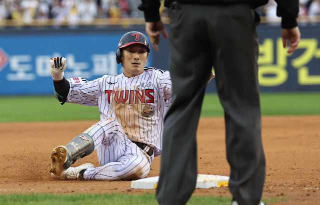 6일 서울 잠실야구장에서 열린 2024 KBO 포스트시즌 준플레이오프 2차전 LG 트윈스-KT의 경기에서 LG 신민재가 6회말 1사 만루에서 3타점 3루타를 친 뒤 3루 베이스를 밟고 있다. 연합뉴스