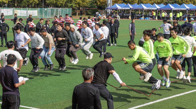 8일 부산 강서구 명지근린공원에서 2024년 부산항 노사정 한마음 체육대회가 열려 참가자들이 단체 줄넘기를 하고 있다.