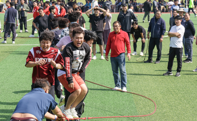 8일 부산 강서구 명지근린공원에서 2024년 부산항 노사정 한마음 체육대회가 열려 참가자들이 단체 줄넘기를 하고 있다.