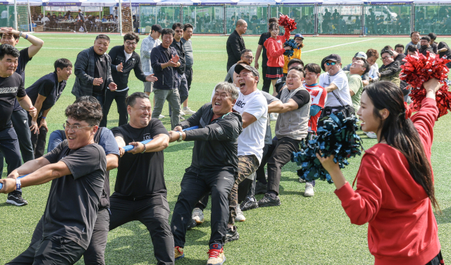 8일 부산 강서구 명지근린공원에서 2024년 부산항 노사정 한마음 체육대회가 열려 참가자들이 줄다리기를 하고 있다.