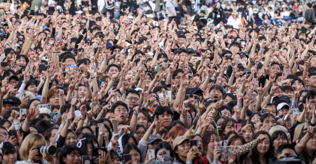 지난 5일 부산 사상구 삼락공원에서 열린 ‘2024 부산국제록페스티벌’에서 록매니아들이 가수의 공연에 열광하고 있다. ‘부산국제록페스티벌’은 2000년 시작돼 24년간 이어져 온 대한민국 대표 록페스티벌이다. 김종진 기자 kjj1761@