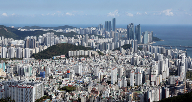 부산 금련산 전망대에서 바라본 부산 수영구와 해운대구 일대. 정종회 기자 jjh@