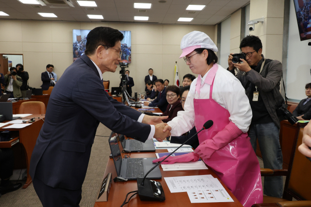 10일 오전 열린 서울 여의도 국회 환경노동위원회의 고용노동부 대상 국정감사에서 진보당 정혜경 의원(오른쪽)이 김문수 고용노동부 장관과 인사하고 있다. 연합뉴스
