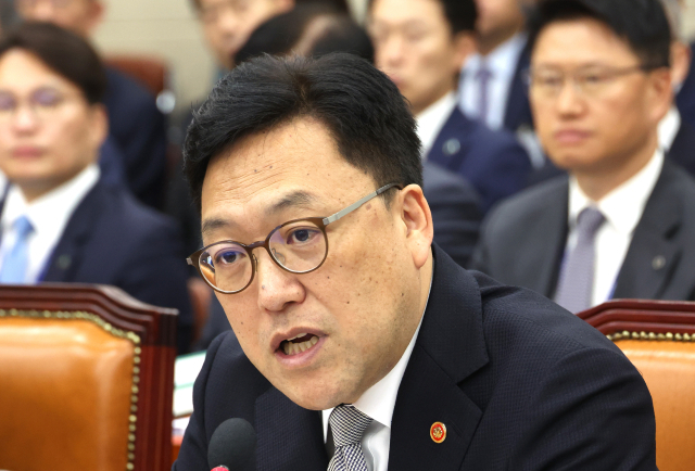 10일 국회에서 열린 정무위원회 국정감사에서 김병환 금융위원장이 의원 질의에 답하고 있다. 연합뉴스