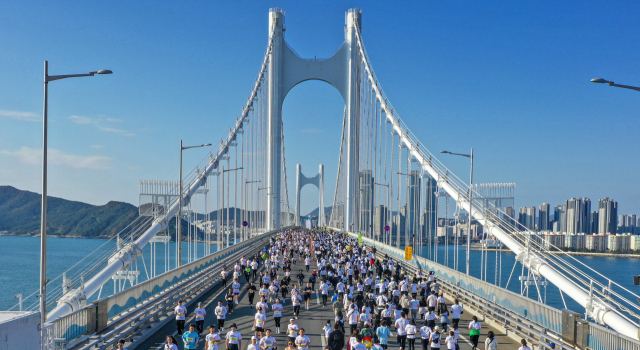 부산일보사가 주최하고 부산시육상연맹과 BUM컴퍼니가 주관하는 '성우하이텍 2024 부산바다마라톤 대회'가 오는 27일 오전 7시 30분 부산 광안대교 일대에서 개최된다. 지난해 열렸던 부산바다마라톤 대회 모습. 부산일보DB