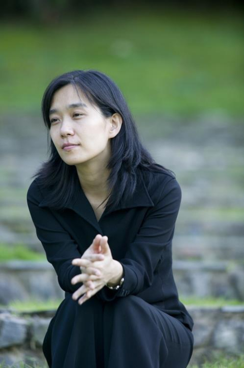 소설가 한강이 한국인 최초로 노벨 문학상을 받았다. 연합뉴스