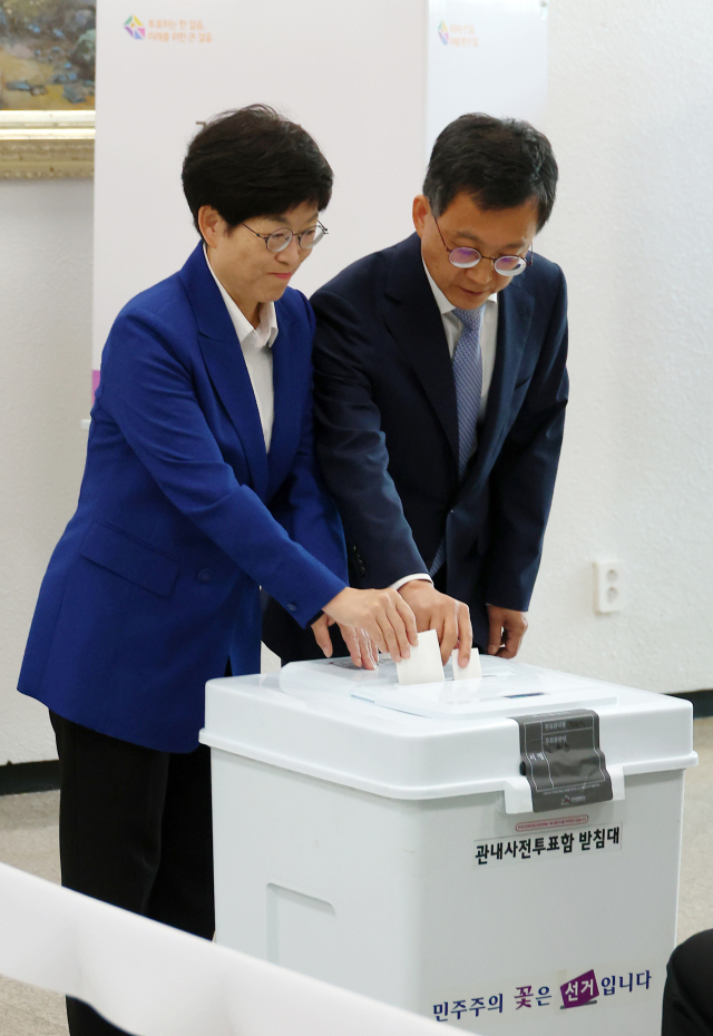 10·16 재보궐선거 사전투표 첫날인 11일 오전 부산 금정구청에서 김경지 더불어민주당 금정구청장 후보 부부가 사전투표를 하고 있다. 연합뉴스