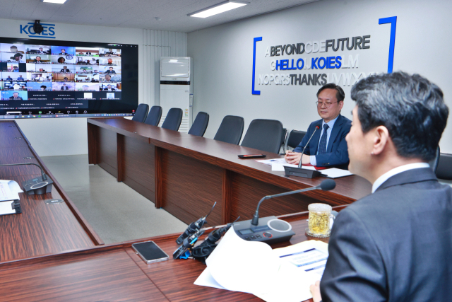 이주호 사회부총리 겸 교육부 장관이 11일 오전 서울 영등포구 한국교육시설안전원에서 화상으로 열린 의과대학 운영 대학 총장 간담회에서 발언하고 있다. 연합뉴스