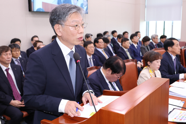 유정열 대한무역투자진흥공사(KOTRA) 사장이 11일 오전 서울 여의도 국회에서 열린 국회 산업통상자원중소벤처기업위원회의 국정감사에서 업무보고 하고 있다. 연합뉴스