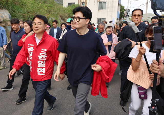 국민의힘 한동훈 대표가 지난 12일 부산 금정구 거리 일대를 걸으며 윤일현 금정구청장 보궐선거 후보와 유세를 펼치고 있다. 연합뉴스