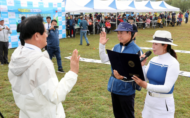 15일 열린 ‘백송홀딩스와 함께하는 제1회 부산일보 파크골프대회’ 개막식에서 선수 대표들이 페어 플레이를 다짐하는 선서를 하고 있다. 정종회 기자 jjh@