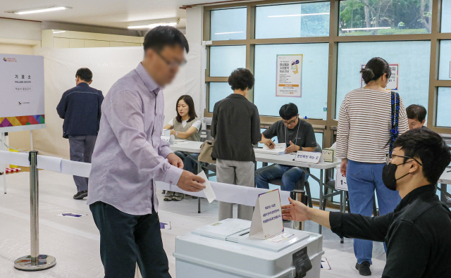 부산 금정구청장 보궐선거 투표일인 16일 오전 부산 금정구 롯데캐슬아파트 2단지 경로당에 설치된 구서2동 제7투표소에서 유권자들이 소중한 한표를 행사하고 있다. 투표는 오전 6시부터 오후 8시까지 금정구 관내 59곳의 투표소에서 진행된다. 김종진 기자 kjj1761@