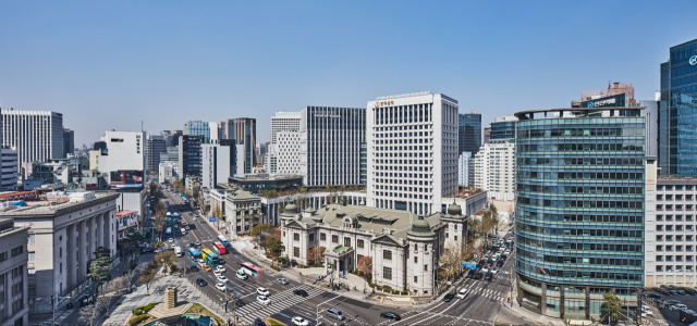 한국은행 직원의 평균 연봉이 3년 전 시중은행에 처음 역전된 이후 격차가 줄지 않고 있는 것으로 나타났다. 서울 중구 한은 본관. 사진=한은