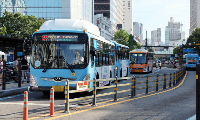 부산 동구 부산역 앞 중앙로에 시내버스가 오가고 있는 모습. 부산일보DB