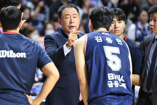 지난 19일 수원 kt와 개막전에서 작전 지시를 하고 있는 KCC 전창진 감독. KBL 제공