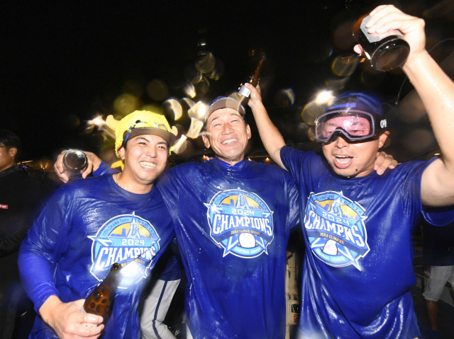 21일 일본시리즈 진출을 자축하는 일본 프로야구 요코하마 선수들. 연합뉴스