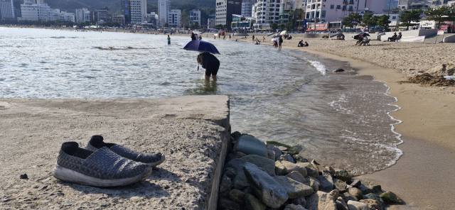 부산 송정해수욕장 한쪽 끝에 놓여 있는 신발. 송정해수욕장은 해운대해수욕장에 비해 상대적으로 한적한 분위기에서 맨발걷기를 할 수 있다. 김희돈 기자