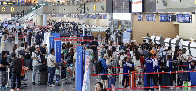 부산발 국제선 노선이 대폭 확대됨에 따라 이용객들의 선택의 폭이 넓어질 전망이다. 지난 7월 말 김해국제공항 국제선 출국장. 김종진 기자 kjj1761@