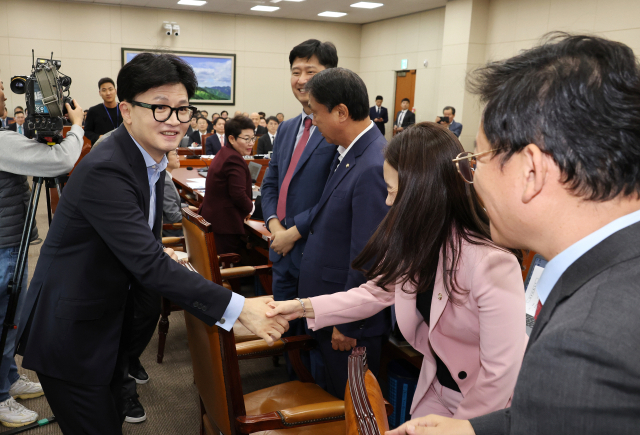 국민의힘 한동훈 대표가 24일 오후 국정감사가 열리고 있는 국회 상임위를 방문해 여야 의원들을 격려하고 있다. 연합뉴스