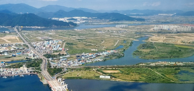 부산시가 강서구 에코델타시티와 인근 산단 일대 총 1048만 평을 ‘부산형 분산 에너지 특화 지역’으로 추진한다. 산업부는 내년 상반기에 ‘1호 분산 에너지 특화 지역’을 선정할 방침이다. 24일 부산 강서구 에코델타시티와 그린데이터센터 집적단지 일대. 김경현 기자 view@